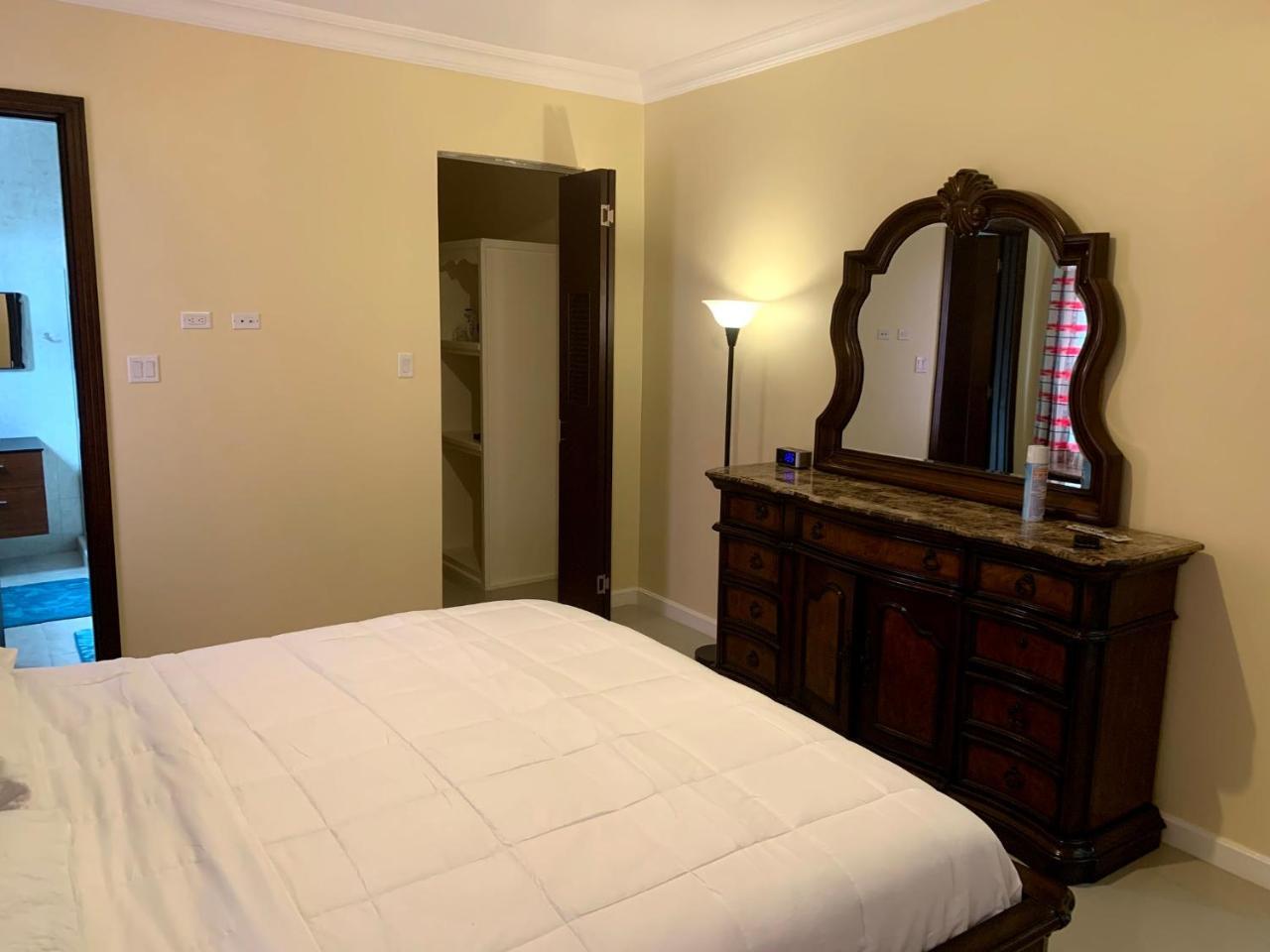 Apartmán Hamptons At Fairway Across From Ac Marriott Unit No3 Kingston Exteriér fotografie
